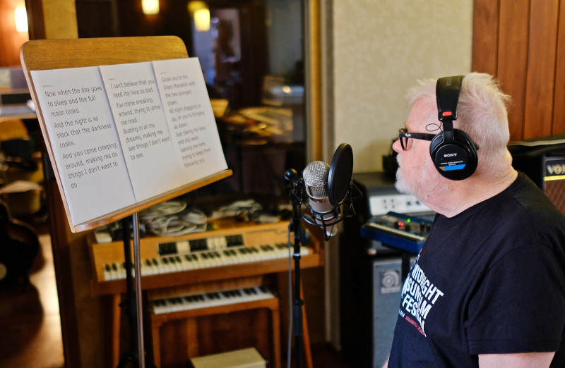 Eero Raittinen laulaa studiossa 'The Green Manalishiä'