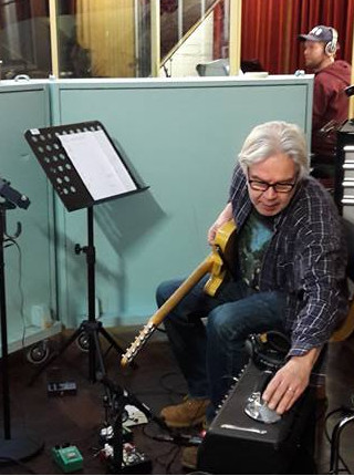 Jari Metsberg Finnvoxin studiolla