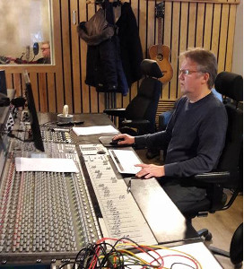 Risto Hemmi äänityspöydän takana Finnvoxin studiolla